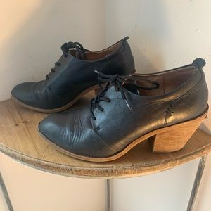 Oxford heeled leather shoes